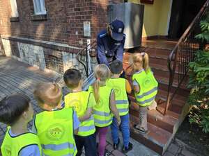 Policjanci z dziećmi podczas pogadanki na temat bezpieczeństwa