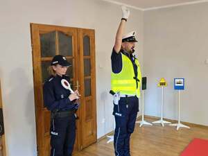 Policjanci z dziećmi podczas pogadanki na temat bezpieczeństwa