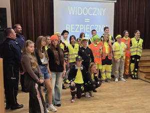 uczestnicy podczas występu, odblaskowa moda