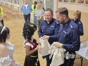 uczestnicy podczas występu, odblaskowa moda