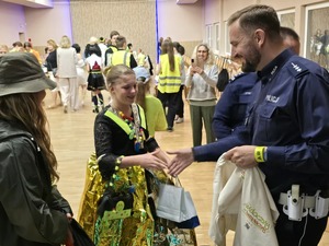 uczestnicy podczas występu, odblaskowa moda
