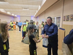 uczestnicy podczas występu, odblaskowa moda