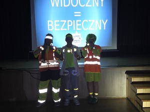 uczestnicy podczas występu, odblaskowa moda