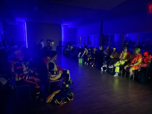uczestnicy podczas występu, odblaskowa moda