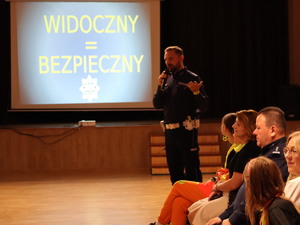 uczestnicy podczas występu, odblaskowa moda