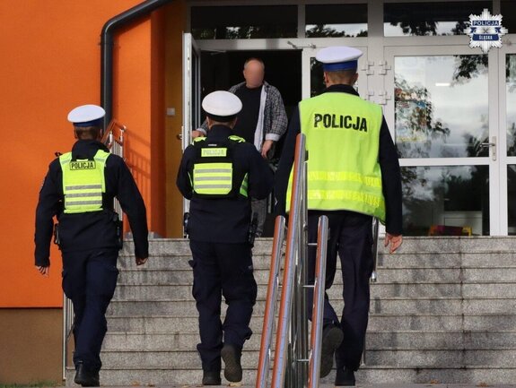 Policjanci podczas kontroli szkoły