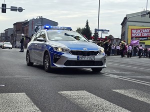 Policjanci oraz uczestnicy przemarszu