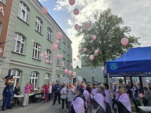Policjanci oraz uczestnicy przemarszu