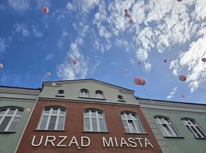 Policjanci oraz uczestnicy przemarszu