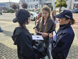 Policjanci oraz uczestnicy przemarszu