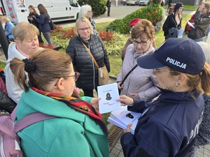 Policjanci oraz uczestnicy przemarszu