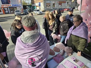 Policjanci oraz uczestnicy przemarszu