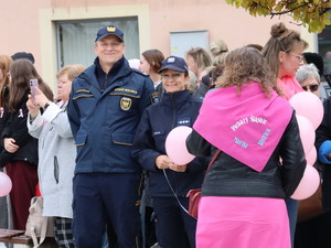 Policjanci oraz uczestnicy przemarszu