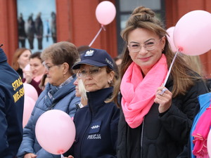 Policjanci oraz uczestnicy przemarszu