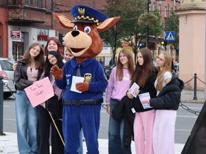 Policjanci oraz uczestnicy przemarszu