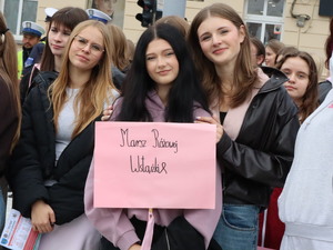 Policjanci oraz uczestnicy przemarszu