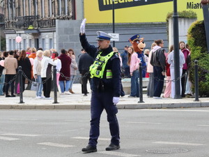 Policjanci oraz uczestnicy przemarszu