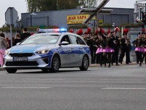 Policjanci oraz uczestnicy przemarszu