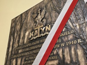 tablica upamiętniająca zamordowanych duchownych