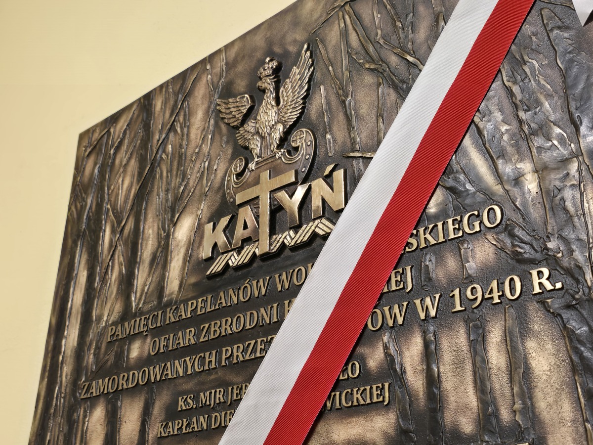 Odsłonięcie tablicy upamiętniającej kapelanów Zbrodni Katyńskiej w Piekarach